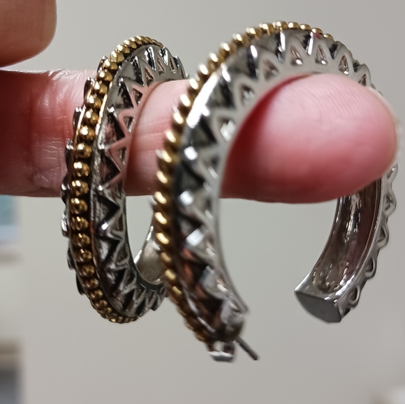 NWOT Chicos Hoop Earrings Silver and Gold Two Tone Ribbed Retro post back - Picture 4 of 16